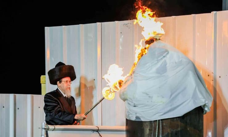 האדמו"ר מבויאן, הרב נחום דב ברייאר, מדליק את המדורה