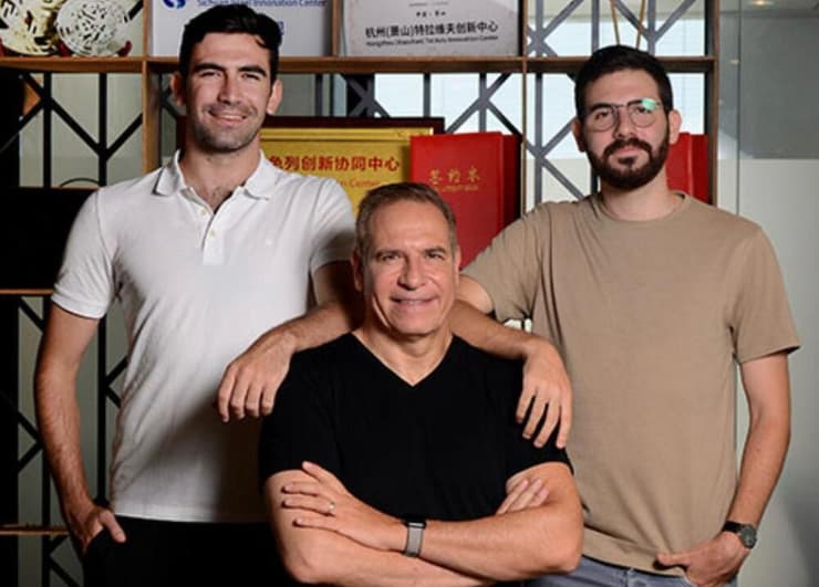 גל אור עם שני ילדיו