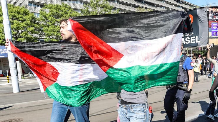 לקראת חצי הגמר השני, דגלי פלסטין מחוץ לארנה