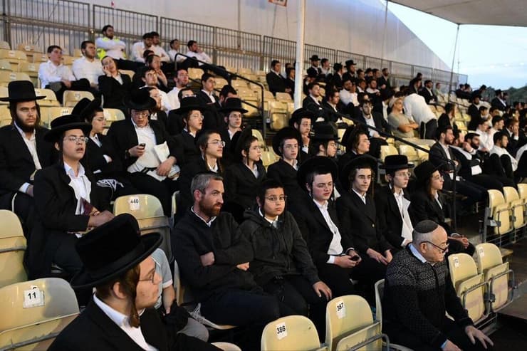 המעמד לזכר הנספים באסון שאירע בהילולה לפני ארבע שנים (צילום: יוסי בן שושן, דוברות הילולת רשב"י) טקס “אֵלֶּה אַזְכֵּרָה” לזכר 45 קדושי מירון, במתחם ההילולא המורחב במירון – המעמד נפתח באמירת פרקי תהילים לרפואת הפצועים ולהשבת החטופים, בשילוב שירת "אחינו כל בית ישראל"