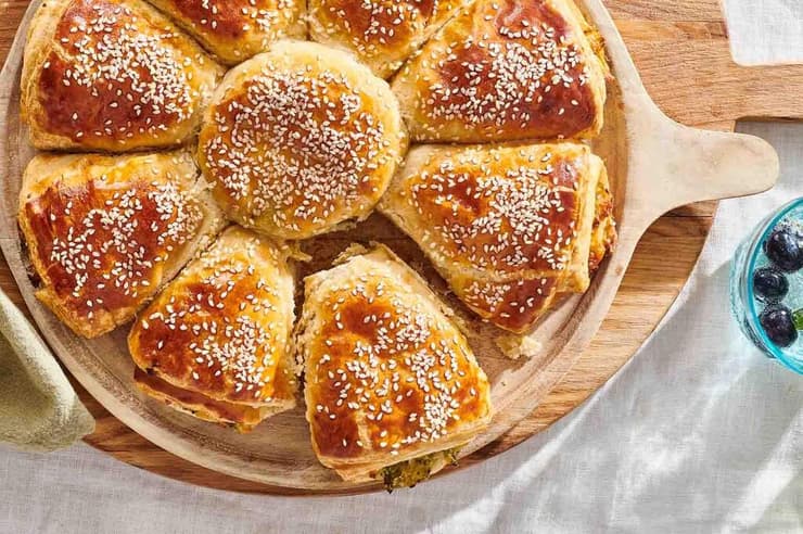 מאפה קונוס פרח עם לקט לפשטידה (מתכונים וייעוץ קולינרי: אינס ינאי | צילום: נמרוד סונדרס | ארט וסטיילינג: נעה קנריק | עיצוב גרפי: ערן לובינגר) מתכונים וייעוץ קולינרי: אינס ינאי | צילום: נמרוד סונדרס | ארט וסטיילינג: נעה קנריק | עיצוב גרפי: ערן לובינגר