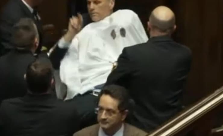 מאג'י הסביר: "זו מחאה על כך שלא נתנו לי לדבר". הסילוק מהדיון איטליה חבר פרלמנט הגיע מחופש ל רוח רפאים