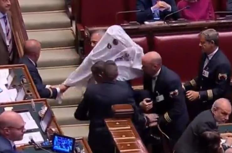 "זוכרת את 2016, כשהאשמת ממשלות בפגיעה בהשתתפות?". "רוח הרפאים" מאג'י מורחק מהאולם איטליה חבר פרלמנט הגיע מחופש ל רוח רפאים