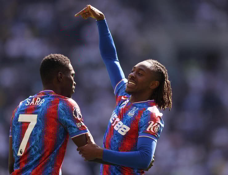 אחלה של בן אדם וחבר לקבוצה. אזה מפרגן לסאר (צילום: REUTERS/David Klein) אזה מפרגן לסאר