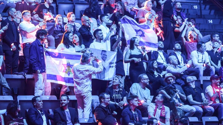 חבריה של יובל רפאל מקהילת הנובה בזמן הביצוע בחצי-גמר אירוויזיון 2025 (צילום: גיל נחושתן) קהל בזמן הביצוע של יובל רפאל חצי גמר אירוויזיון 2025