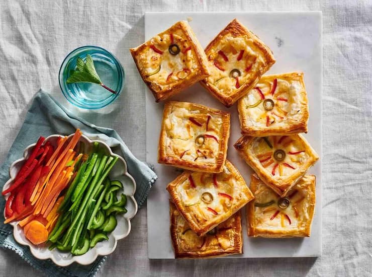 ריבועי מעדנות מקושטים (מתכונים וייעוץ קולינרי: אינס ינאי | צילום: נמרוד סונדרס | ארט וסטיילינג: נעה קנריק | עיצוב גרפי: ערן לובינגר) מתכונים וייעוץ קולינרי: אינס ינאי | צילום: נמרוד סונדרס | ארט וסטיילינג: נעה קנריק | עיצוב גרפי: ערן לובינגר