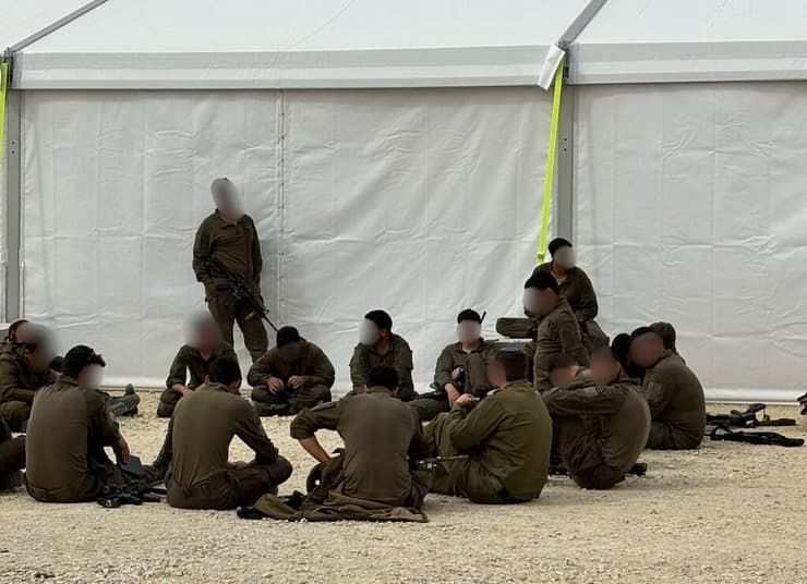 המערך הנפשי תוגבר. קב"ן בשיחת שטח עם לוחמים (צילום: דובר צה"ל) עיבוד לחימה בסיוע קב"נים בשדה הקרב