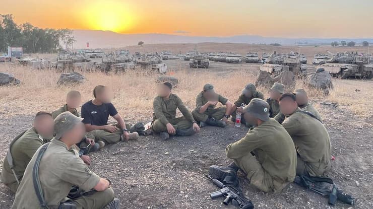 לוחמים זוכים למענה נפשי (צילום: דובר צה"ל) עיבוד לחימה בסיוע קב"נים בשדה הקרב