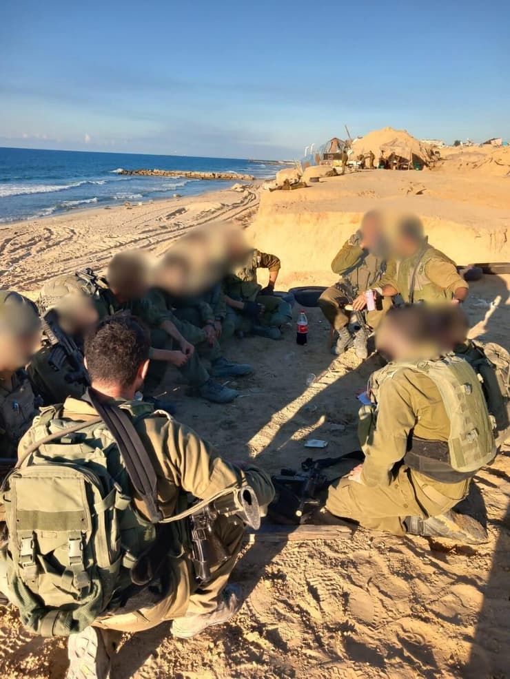 קציני בריאות הנפש נשלחו ללב אזורי הקרבות לסייע ללוחמים (צילום: דובר צה"ל) עיבוד לחימה בסיוע קב"נים בשדה הקרב