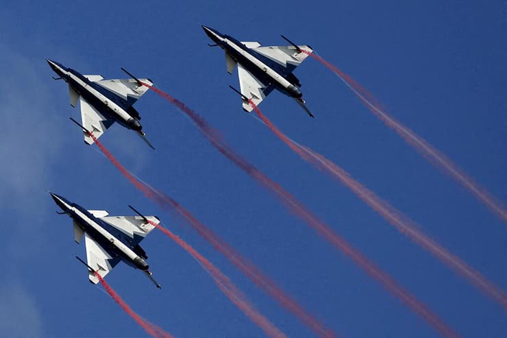 מטוסי קרב של חיל האוויר של סין מדגם J-10 ב מטס ב תאילנד ב-2015