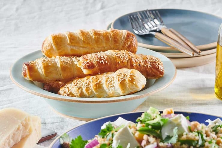 משה בתיבה - אצבעות עמק בבצק עלים (מתכונים וייעוץ קולינרי: אינס ינאי | צילום: נמרוד סונדרס | ארט וסטיילינג: נעה קנריק | עיצוב גרפי: ערן לובינגר) מתכונים וייעוץ קולינרי: אינס ינאי | צילום: נמרוד סונדרס | ארט וסטיילינג: נעה קנריק | עיצוב גרפי: ערן לובינגר