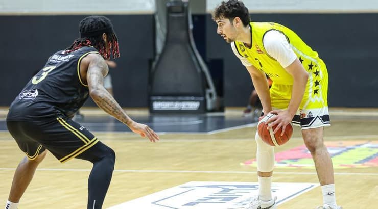 איתי מושקוביץ' מול אל אליס