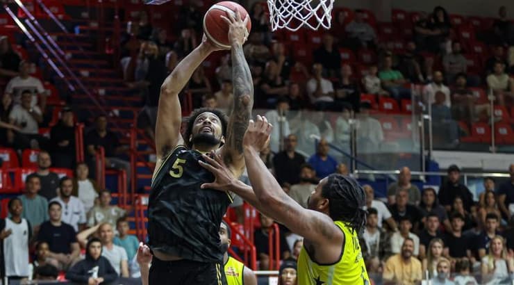 ג'יי פי טוקוטו עולה לסל