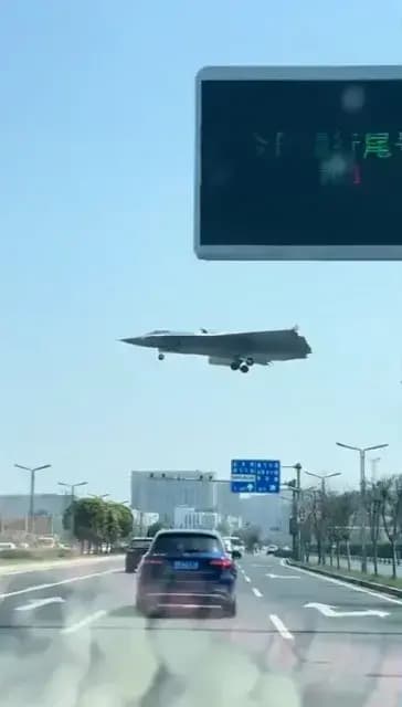 תיעוד מאפריל 2025 של אב טיפוס למטוס קרב חמקן מהדור השישי ש סין מפתחת וזכה לכינוי J-36