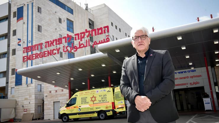 פרופ' זרקא בפתח בית החולים זיו. "הבניין הזה זקן ועייף ואינו עומד בסטנדרט לא רק במלחמה, גם ביום-יום" (צילום: נחום סגל) פרופ' סלמאן זרקא בפתח בית החולים "זיו"