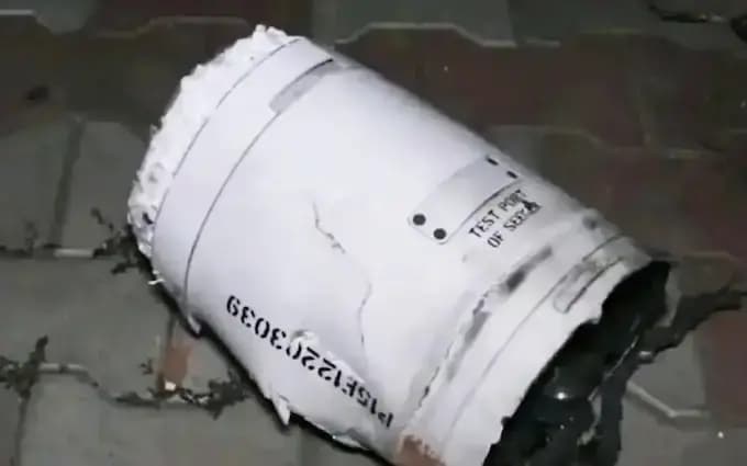 שרידי טיל מתוצרת סין מדגם PL-15 בתיעוד ששודר בטלוויזיה ב הודו במהלך העימות עם פקיסטן ונטען ששוגרו על ידי חיל האוויר הפקיסטני