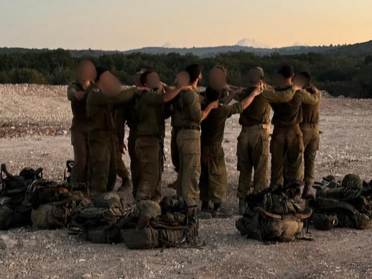 עיבוד לחימה, אחד הכלים לחיזוק החוסן הנפשי של הלוחמים (צילום: דובר צה"ל) עיבוד לחימה בסיוע קב"נים בשדה הקרב