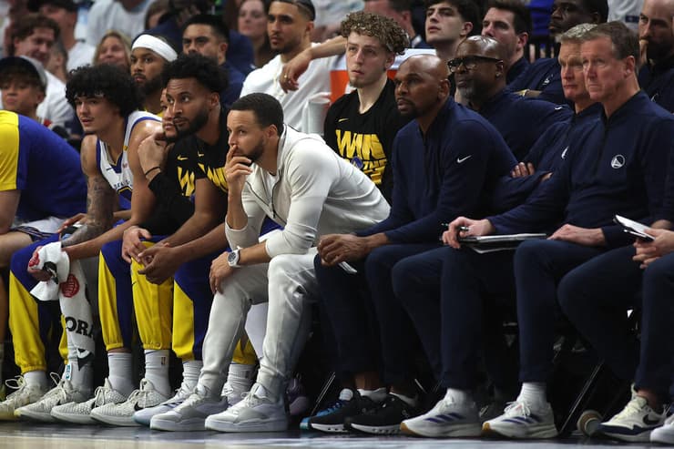 לא מעט כוכבים גדולים בסוף לא מגיעים כשירים לפלייאוף. קרי (Ellen Schmidt / AFP) סטף קרי על ספסל גולדן סטייט ווריורס