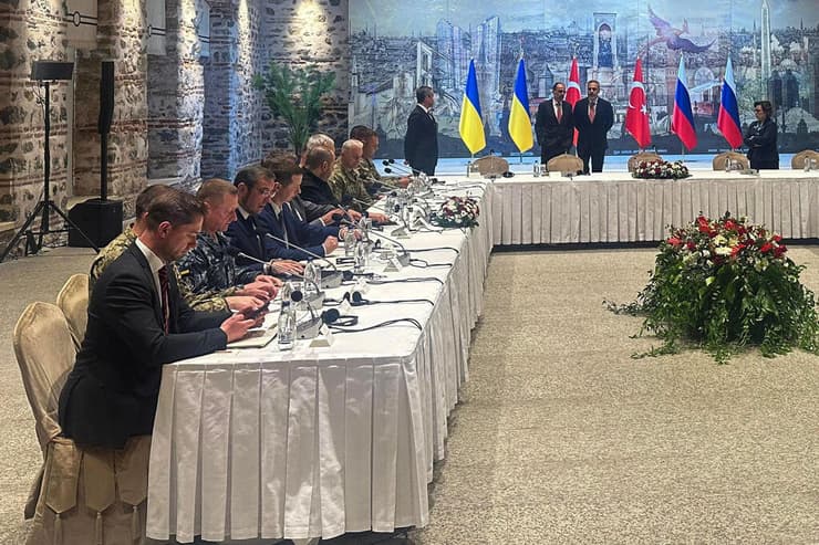 נציגי אוקראינה נערכים לשיחות מו"מ  מול נציגי רוסיה ב אסיטנבול טורקיה