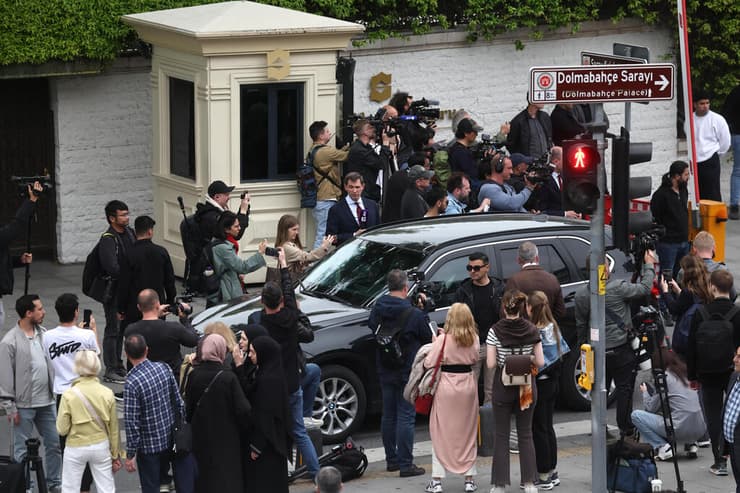 מחוץ ל ארמון דולמאבהצ'ה איסטנבול טורקיה שם נערכות שיחות מו"מ בין רוסיה ל אוקראינה