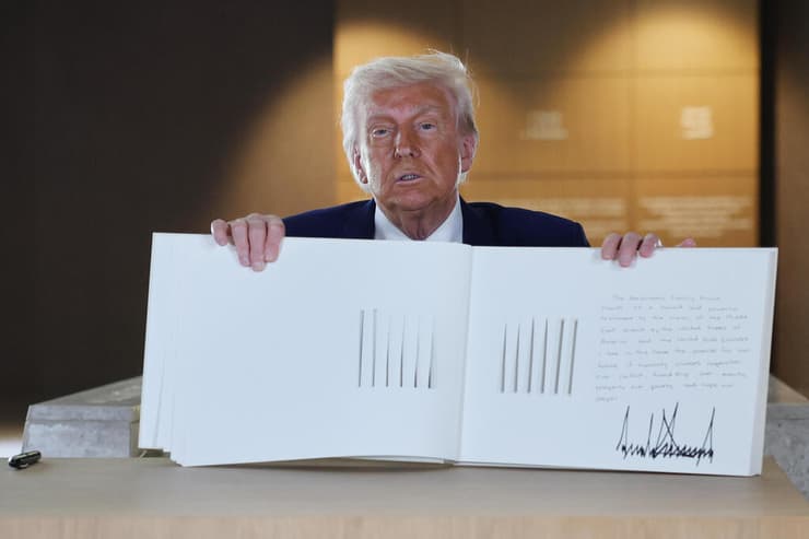 נשיא ארה"ב טראמפ בביקור ב מרכז בין דתי הכולל בית כנסת כנסייה ומסגד באבו דאבי המכונה בית המשפחה האברהמית 