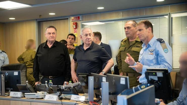 רה"מ בנימין נתניהו, ישראל כ"ץ והרמטכ"ל אייל זמיר צופים במטוסי חיל האוויר תוקפים מטרות טרור של שלטון הטרור החות׳י בתימן