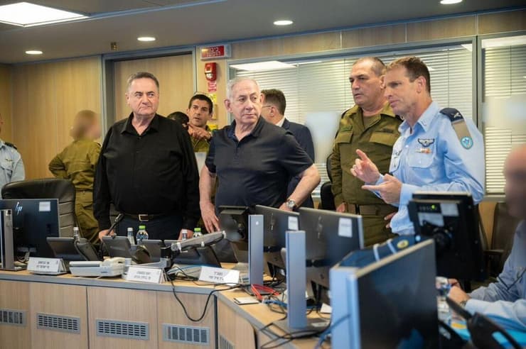 רה"מ בנימין נתניהו, ישראל כ"ץ והרמטכ"ל אייל זמיר צופים במטוסי חיל האוויר תוקפים מטרות טרור של שלטון הטרור החות׳י בתימן