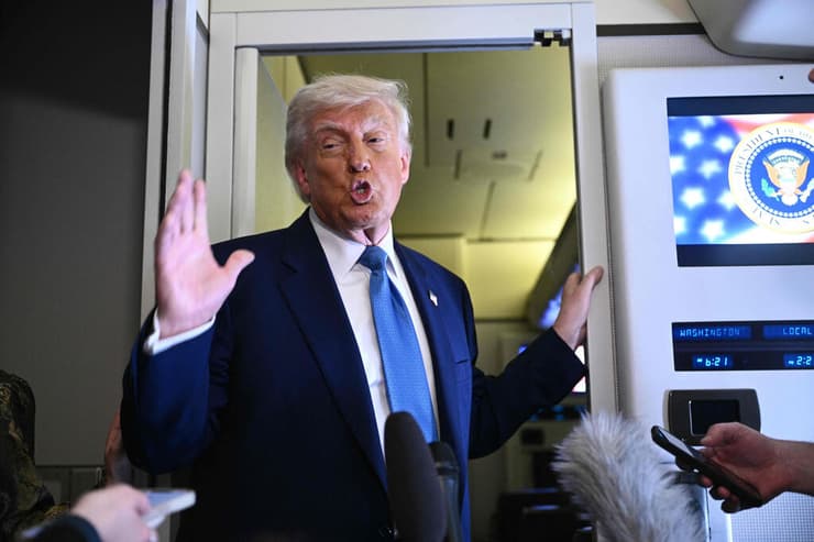 נשיא ארה"ב טראמפ במטוס אייר פורס 1 בתום ביקורו במזרח התיכון המראה מ אבו דאבי