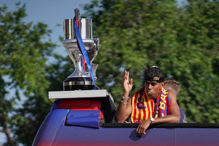 ימאל מנופף לאוהדים