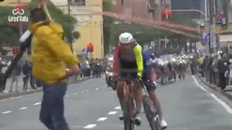 המפגינים פורצים למסלול