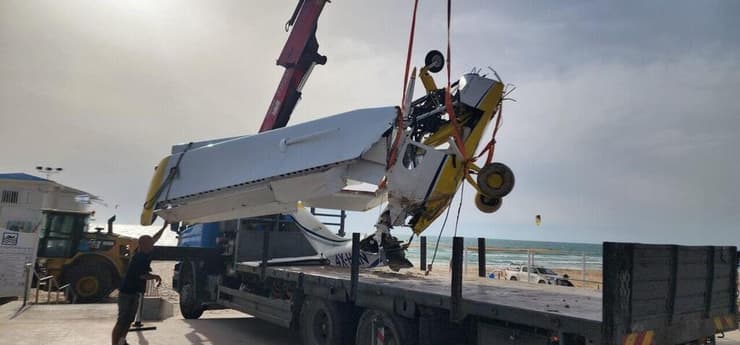 חילוץ המסוק שהתרסק אל תוך המים בחוף בבת ים