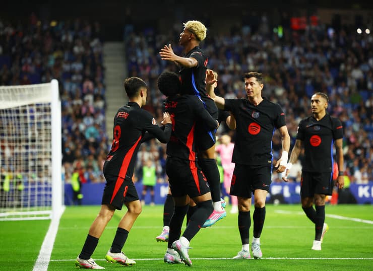 ימאל חוגג עם החברים