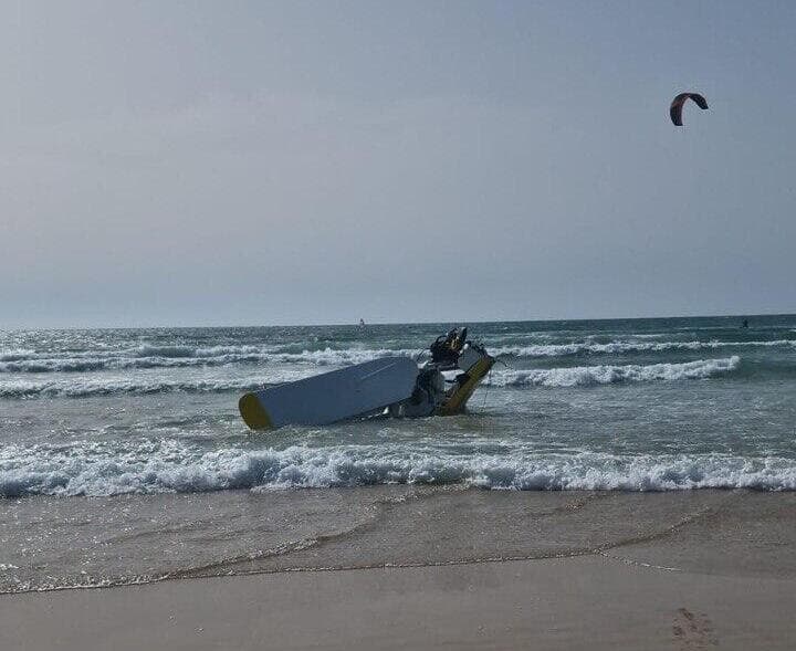 חילוץ המסוק שהתרסק אל תוך המים בחוף בבת ים