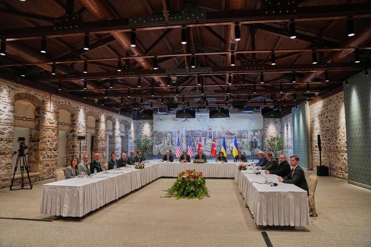 מפגש בין נציגי ארה"ב ובהם מזכיר המדינה רוביו לנציגי אוקראינה ב ארמון דולמאבהצ'ה ב איסטנבול טורקיה לפני מו"מ ישיר בין אוקראינה ל רוסיה 