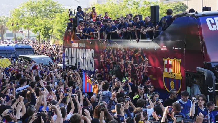 שחקני ברצלונה חוגגים על האוטובוס