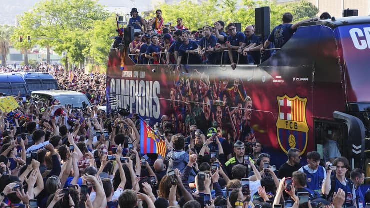 שחקני ברצלונה חוגגים על האוטובוס