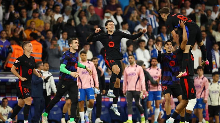 שחקני ברצלונה חוגגים אליפות מספר 28