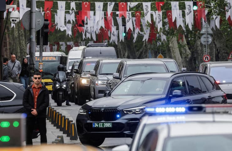 מחוץ ל ארמון דולמאבהצ'ה איסטנבול טורקיה שם נערכות שיחות מו"מ בין רוסיה ל אוקראינה