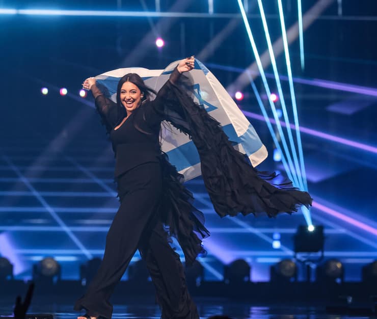 יובל רפאל עם דגל ישראל בחזרה הגנרלית לאירוויזיון