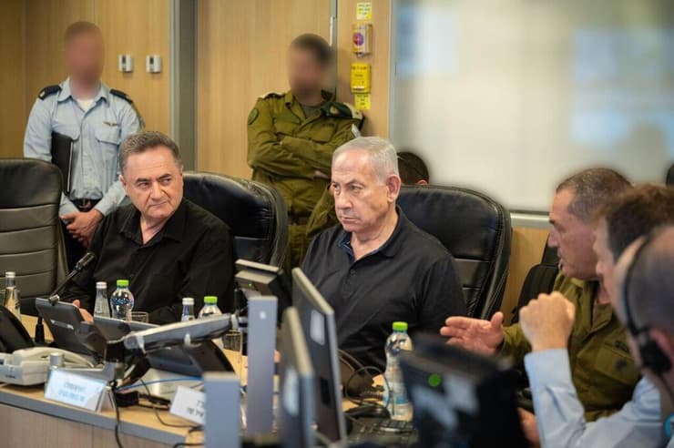 רה"מ בנימין נתניהו, ישראל כ"ץ והרמטכ"ל אייל זמיר צופים במטוסי חיל האוויר תוקפים מטרות טרור של שלטון הטרור החות׳י בתימן