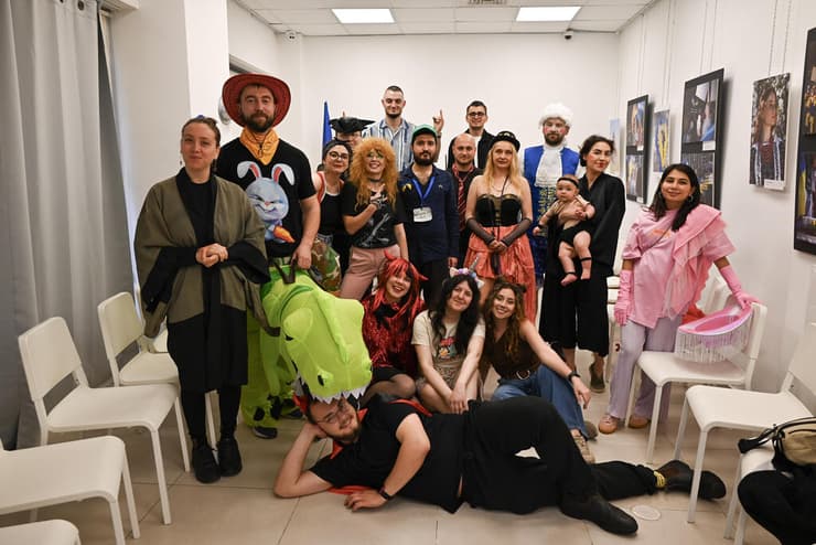 הקהילה בפורים. "כשיש לך קהילה תומכת, את יכולה להשתלב בחברה הישראלית בביטחון גדול יותר" (צילום: באדיבות קהילת "מרחב פתוח") הקהילה בפורים. "כשיש לך קהילה תומכת, את יכולה להשתלב בחברה הישראלית בביטחון גדול יותר"