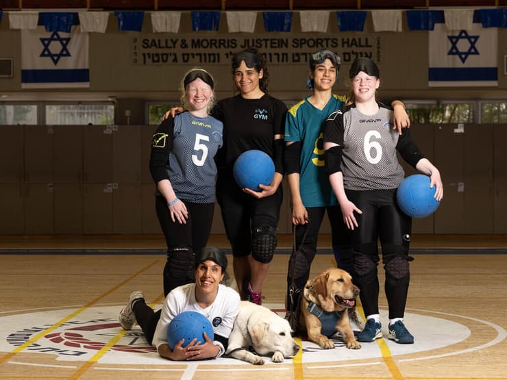 הדס בר ניצן (מימין), רוני אוחיון והכלב שלה רודי, ליהיא בן־דוד, שירה אטיה. שוכבת: גל חמרני והכלב שלה דילן (צילום: יובל חן) הדס בר ניצן (מימין), רוני אוחיון והכלב שלה רודי, ליהיא בן־דוד, שירה אטיה. שוכבת: גל חמרני והכלב שלה דילן