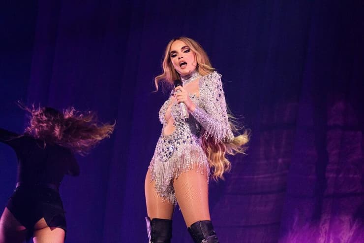 אסטה לה ויסטה בייבי? נציגת ספרד ביצוע גמר אירוויזיון 2025 (צילום: Corinne Cumming/EBU) נציגת ספרד ביצוע גמר אירוויזיון 2025