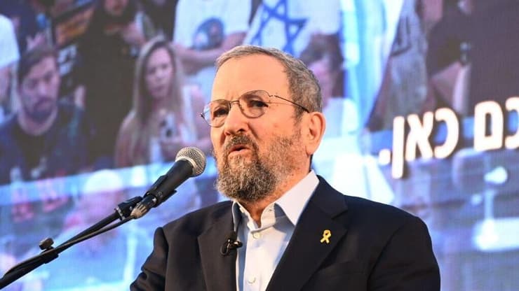 אהוד ברק נואם בהפגנה בכיכר הבימה נגד הממשלה ולהחזרת החטופים