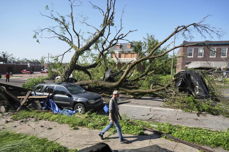 ההרס לאחר סופת הטורנדו בסנט לואיס, מיזורי, ארה"ב