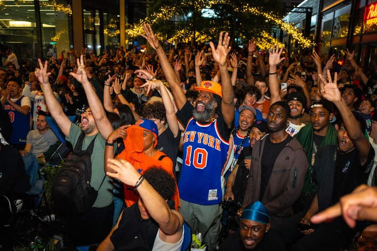 העיר ניו-יורק צהלה ושמחה. אוהדי הניקס חוגגים (Angelina Katsanis/AFP) אוהדי ניו-יורק ניקס חוגגים