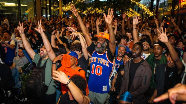 אוהדי ניו-יורק ניקס חוגגים (Angelina Katsanis/AFP) אוהדי ניו-יורק ניקס חוגגים