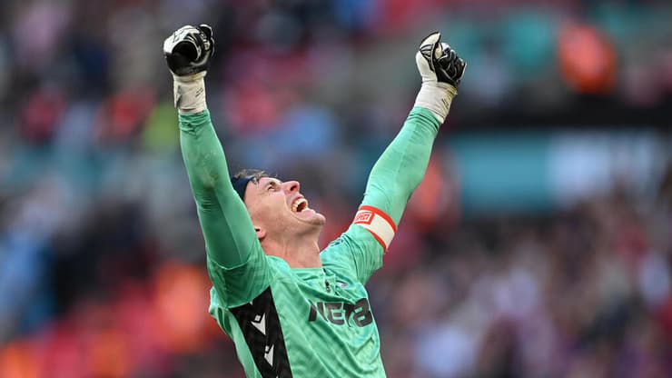 דין הנדרסון קריסטל פאלאס מנצ'סטר סיטי