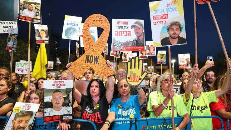 הדיווח על הסכמת חמאס לעסקה חלקית, והטענה בישראל: "תעמולה שקרית". העצרת בכיכר החטופים, בשבת (צילום: דנה קופל) עצרת בכיכר החטופים