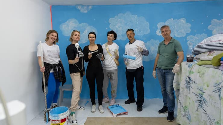 "אי אפשר לברוח מהמלחמה". חברי הקהילה מתנדבים בשיפוץ מקלטים בדרום הארץ (צילום: באדיבות קהילת "מרחב פתוח") "אי אפשר לברוח מהמלחמה". חברי הקהילה מתנדבים בשיפוץ מקלטים בדרום הארץ